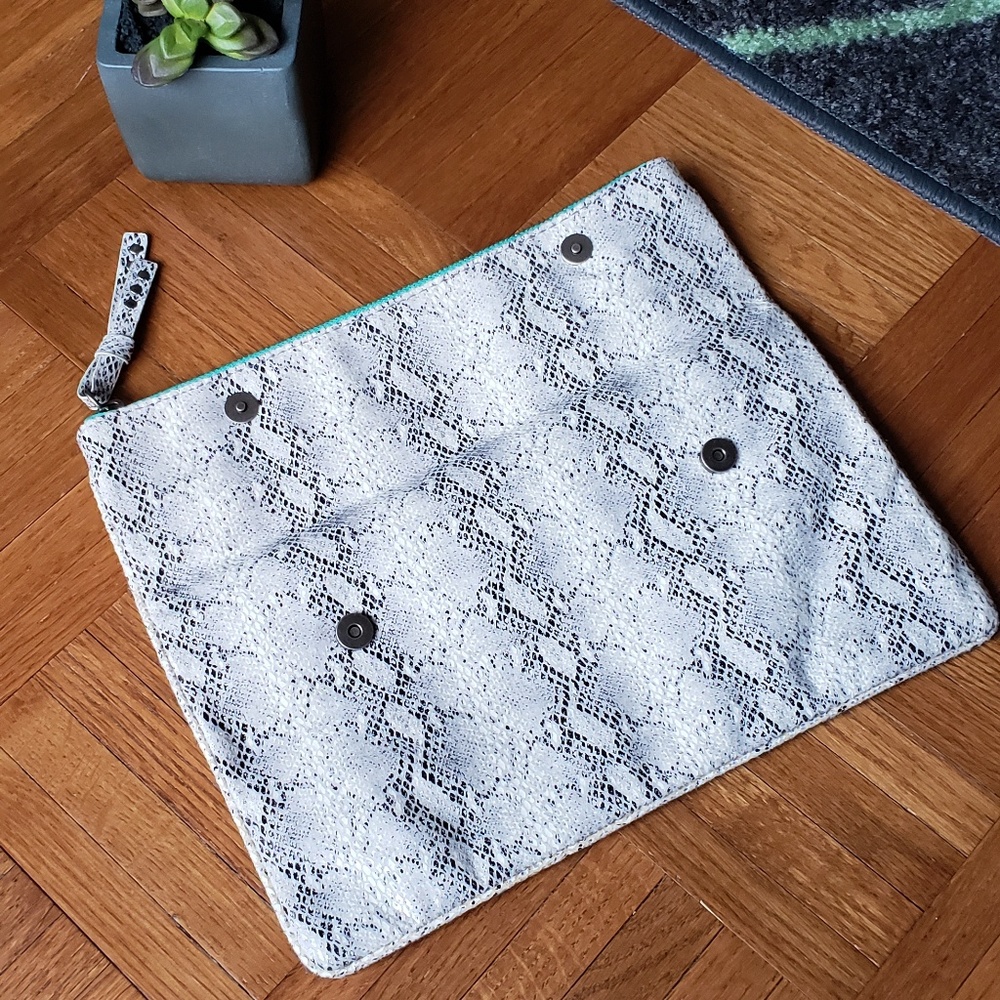 Faux snake skin clutch - Picture 5 of 8
